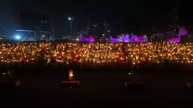 İyiliğin gücünü kutlayan Diwali Festivali renkli gösterilerle başladı - 2