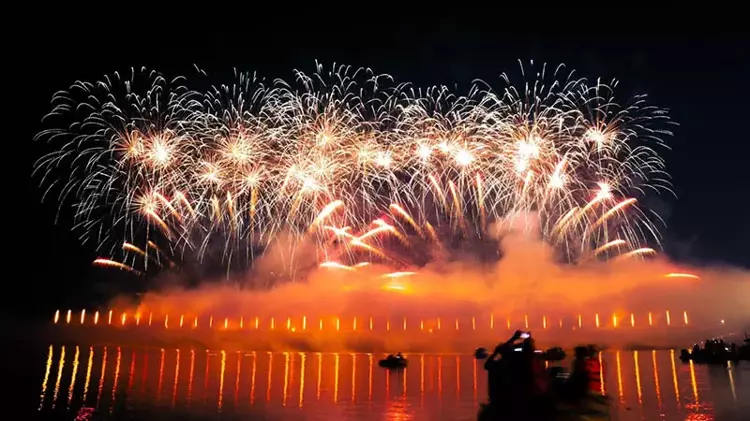 İyiliğin gücünü kutlayan Diwali Festivali renkli gösterilerle başladı - 1