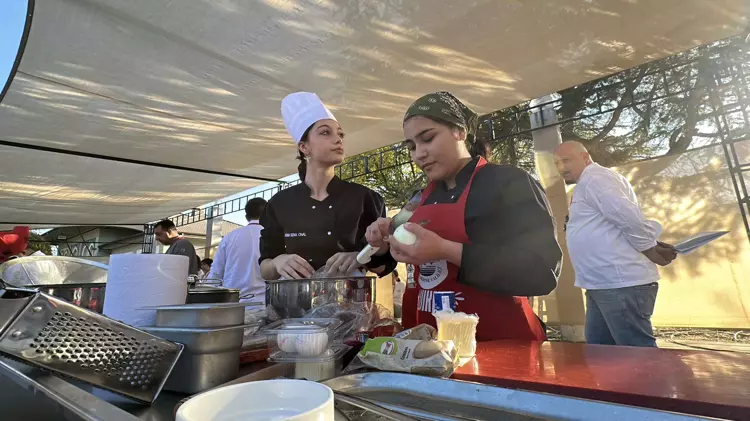 Edirne Gastronomi Festivali nde liseler arası ciğer sarma yarışması heyecanlı geçti - 3