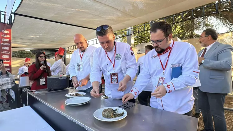 Edirne Gastronomi Festivali nde liseler arası ciğer sarma yarışması heyecanlı geçti - 1