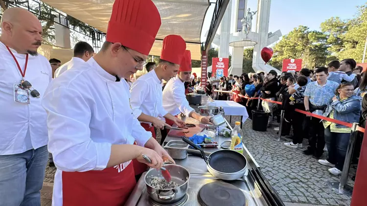 Edirne Gastronomi Festivali nde liseler arası ciğer sarma yarışması heyecanlı geçti - 4