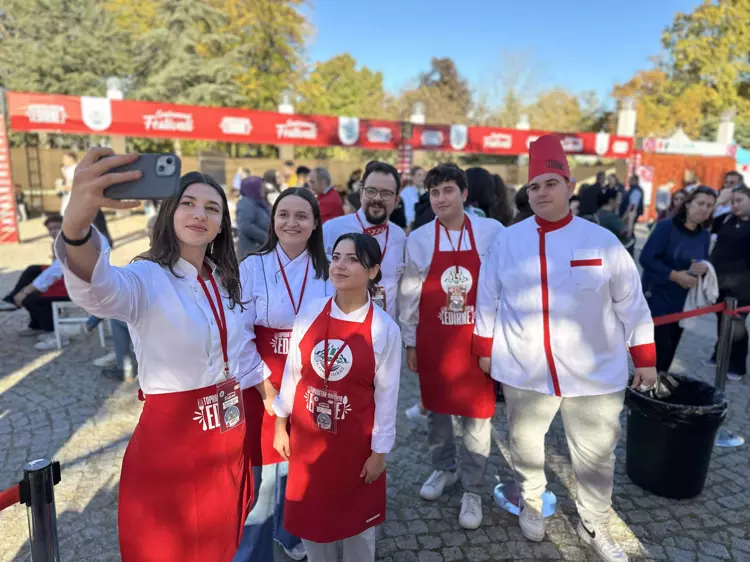 Edirne Gastronomi Festivali nde liseler arası ciğer sarma yarışması heyecanlı geçti - 5