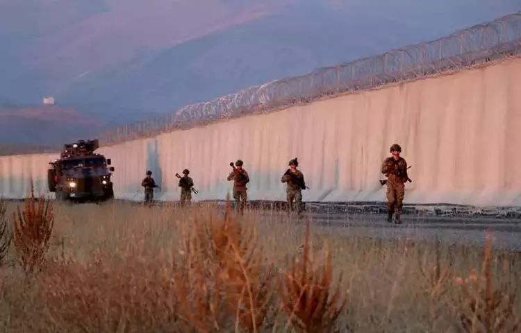 Türkiye-İran sınırında kaçak geçişlere karşı %70'lik güvenlik duvarı tamamlandı - 1