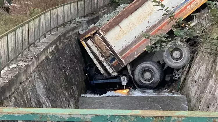 Rize'de freni boşalan kamyon dereye uçtu - 3