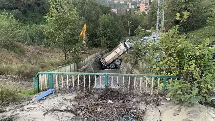 Rize'de freni boşalan kamyon dereye uçtu - 4