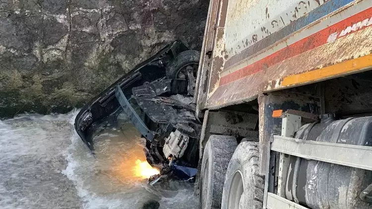 Rize'de freni boşalan kamyon dereye uçtu - 1