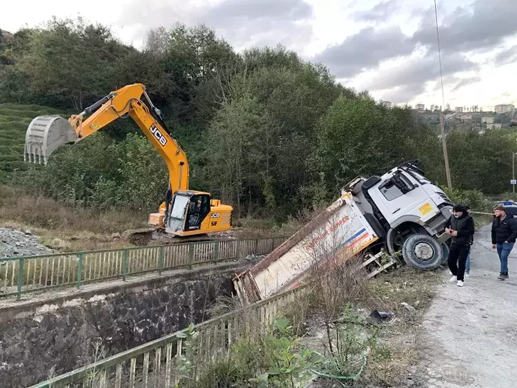 Rize'de freni boşalan kamyon dereye uçtu - 2