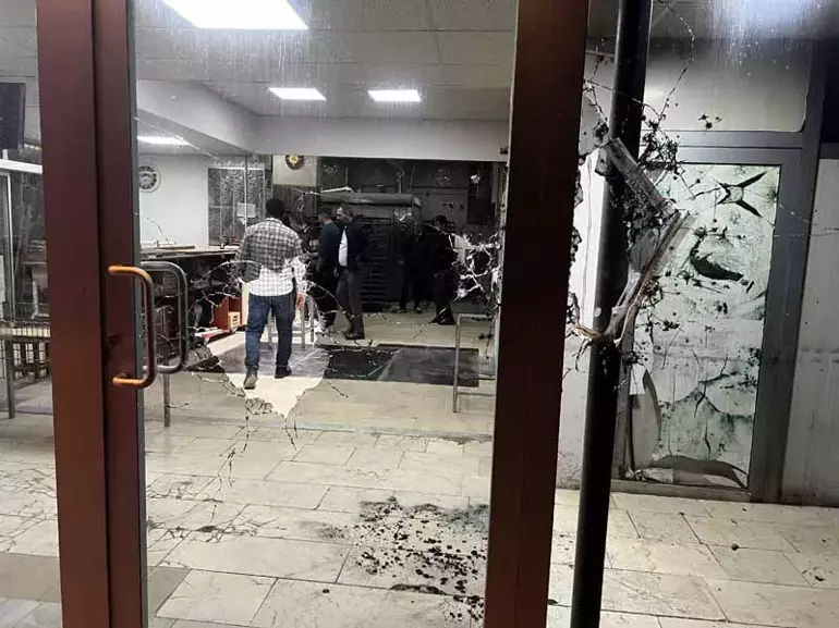 Kayseri nin Esentepe Mahallesi nde bir fırına motosikletli iki kişi tarafından  silahlı saldırı yapıldı - 3