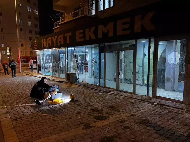 Kayseri nin Esentepe Mahallesi nde bir fırına motosikletli iki kişi tarafından  silahlı saldırı yapıldı - 4