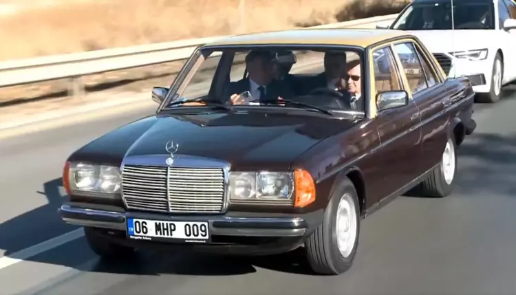 Bahçeli, bu kez Ankara'nın tarihi sokaklarında Atatürk'ün en sevdiği şarkılarından birini dinleyerek dolaştı - 2