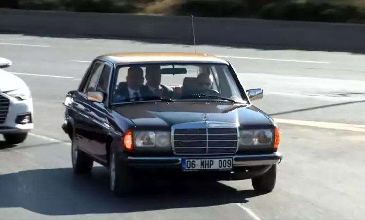 Bahçeli, bu kez Ankara'nın tarihi sokaklarında Atatürk'ün en sevdiği şarkılarından birini dinleyerek dolaştı - 3