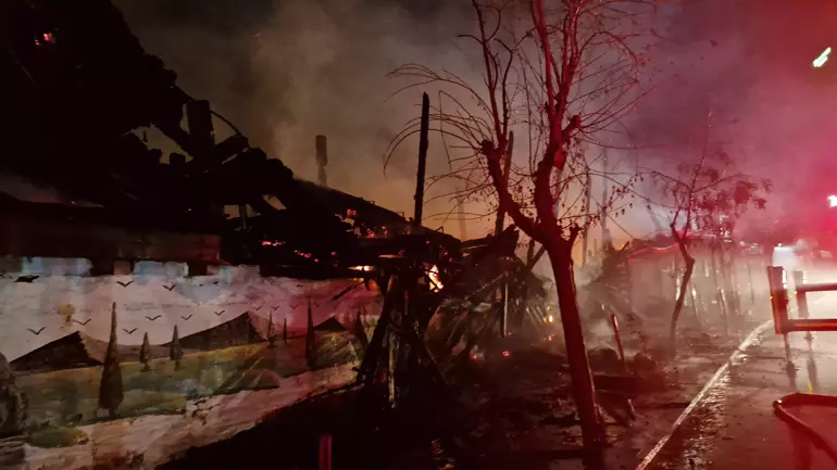 Diyarbakır da iki ahşap kafe küle döndü: TOMA lar devreye girdi! - 3