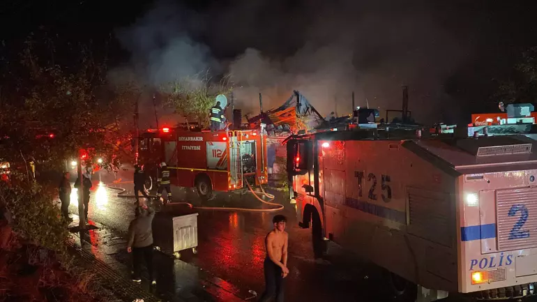 Diyarbakır da iki ahşap kafe küle döndü: TOMA lar devreye girdi! - 2