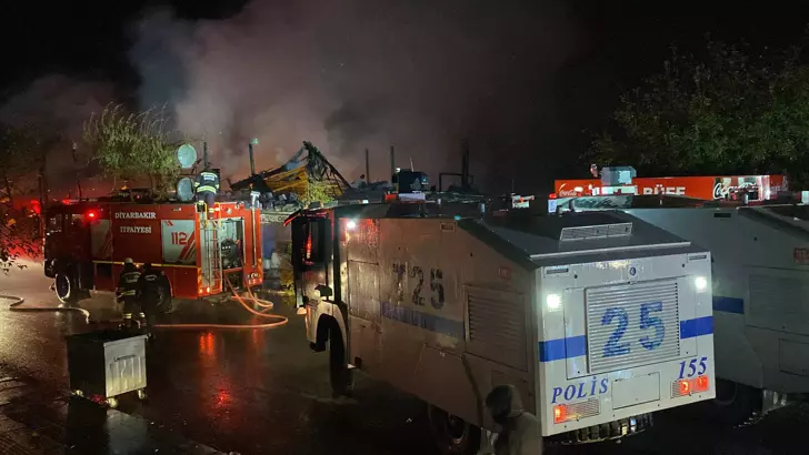 Diyarbakır da iki ahşap kafe küle döndü: TOMA lar devreye girdi! - 1