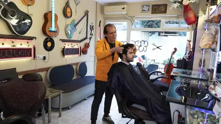 Dükkanını sahneye çevirdi: Berberin ilham veren hikayesi - 6