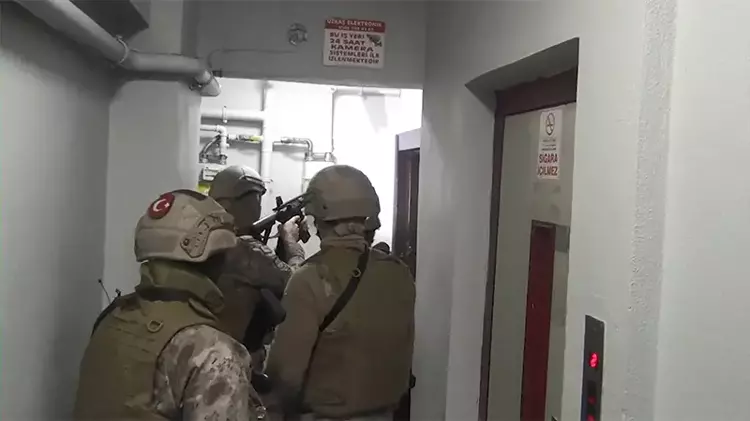 İstanbul'da molotoflu saldırı ve korsan gösterilere operasyon - 1