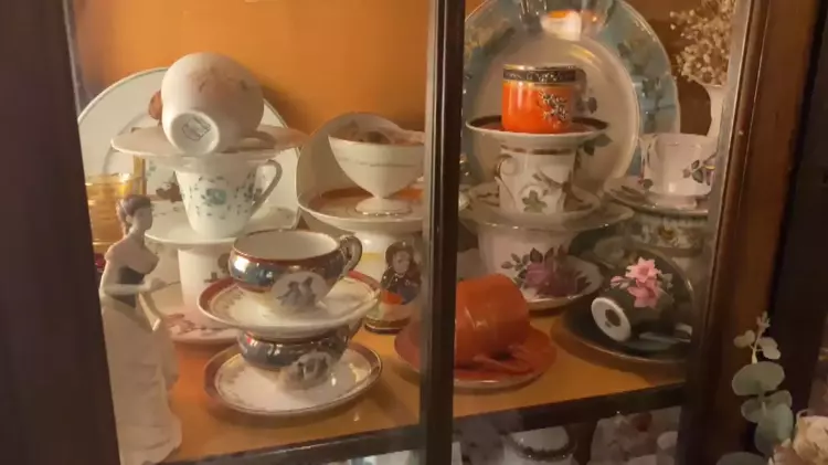 Eski perdeler araba fiyatına satılıyor: Gerçek değer ne - 2