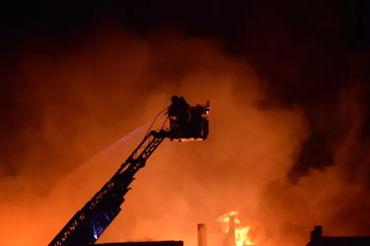 Bursa'da korkutan fabrika yangını: Alevler kontrol altına alınamıyor - 1