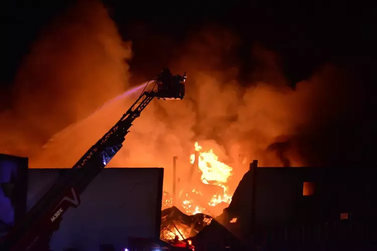 Bursa'da korkutan fabrika yangını: Alevler kontrol altına alınamıyor - 2