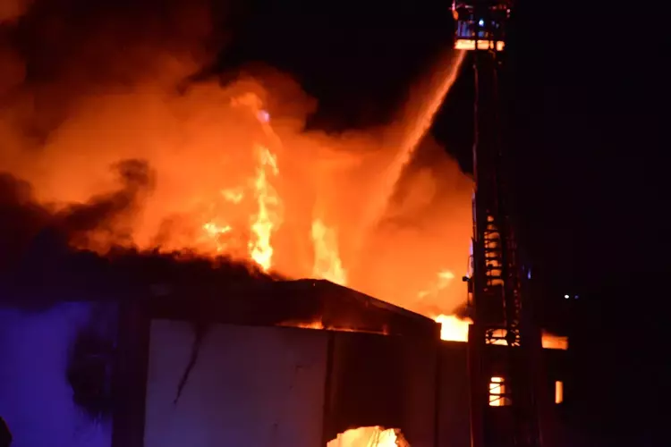 Bursa'da korkutan fabrika yangını: Alevler kontrol altına alınamıyor - 4