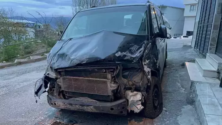 Bursa'da korkunç kaza! Kamyonet minibüsü sürükleyerek eve girdi - 3