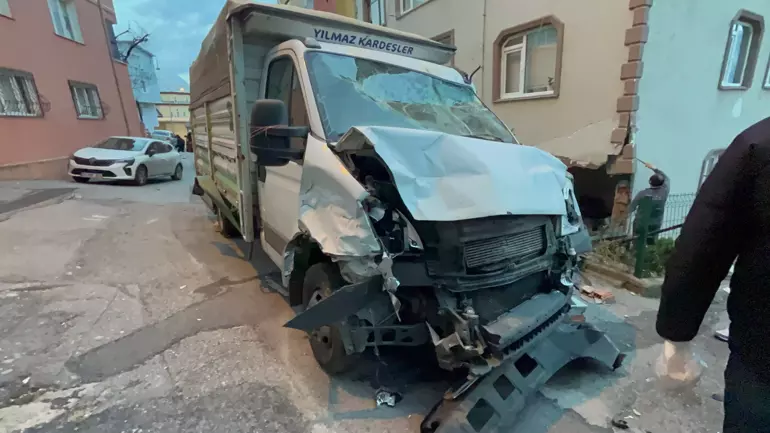 Bursa'da korkunç kaza! Kamyonet minibüsü sürükleyerek eve girdi - 1
