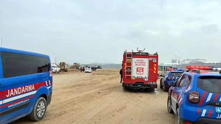 Gebze'de toprak kayması kamyonları sürükledi: 1 şoför yaralı - 3