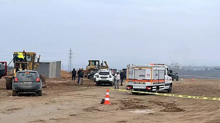 Gebze'de toprak kayması kamyonları sürükledi: 1 şoför yaralı - 2