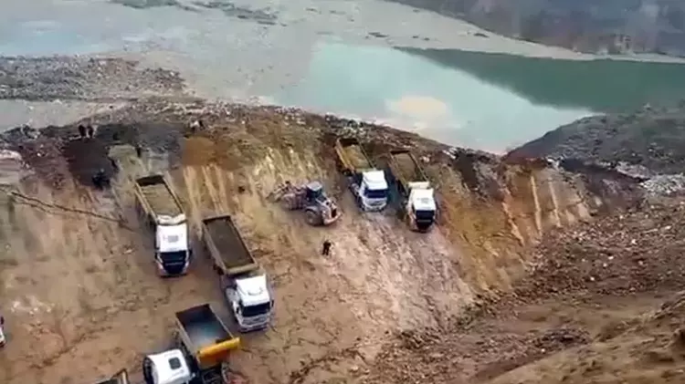 Gebze'de toprak kayması kamyonları sürükledi: 1 şoför yaralı - 5