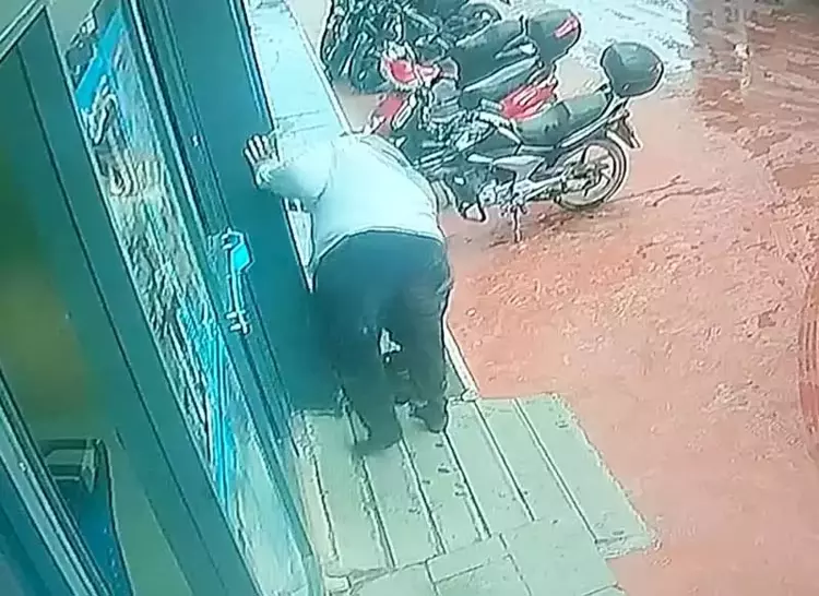 Market yerleri kirlenmesin diye çorapla alışveriş yaptı - 2