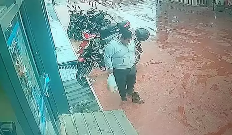 Market yerleri kirlenmesin diye çorapla alışveriş yaptı - 3