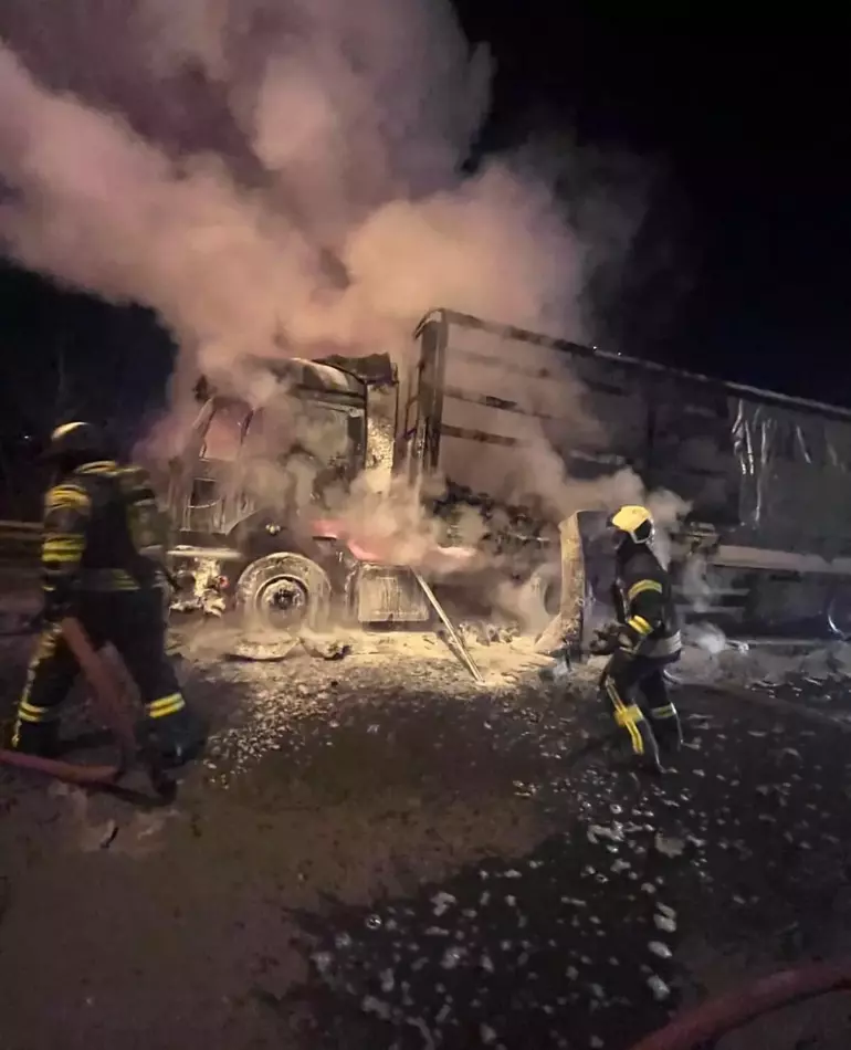 Kocaeli'de TIR yangını: Yol 1 saat kapalı kaldı - 3