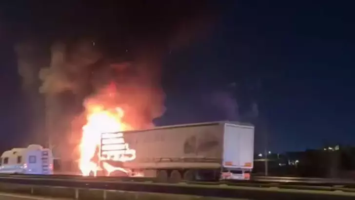 Kocaeli'de TIR yangını: Yol 1 saat kapalı kaldı - 1