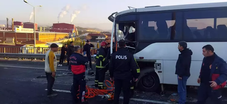 Manisa'da işçi servisi TIR'a çarptı: 22 yaralı, 2'si ağır - 3