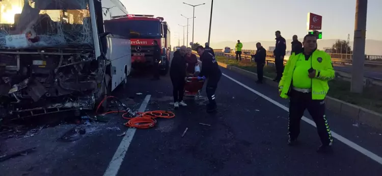 Manisa'da işçi servisi TIR'a çarptı: 22 yaralı, 2'si ağır - 5