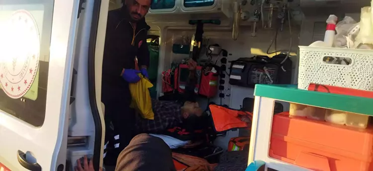 Manisa'da işçi servisi TIR'a çarptı: 22 yaralı, 2'si ağır - 4