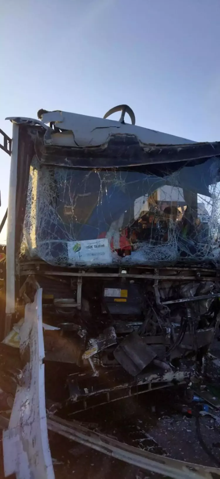 Manisa'da işçi servisi TIR'a çarptı: 22 yaralı, 2'si ağır - 2