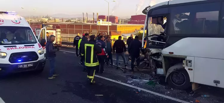 Manisa'da işçi servisi TIR'a çarptı: 22 yaralı, 2'si ağır - 10