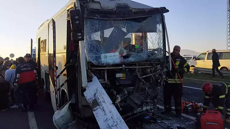 Manisa'da işçi servisi TIR'a çarptı: 22 yaralı, 2'si ağır - 1