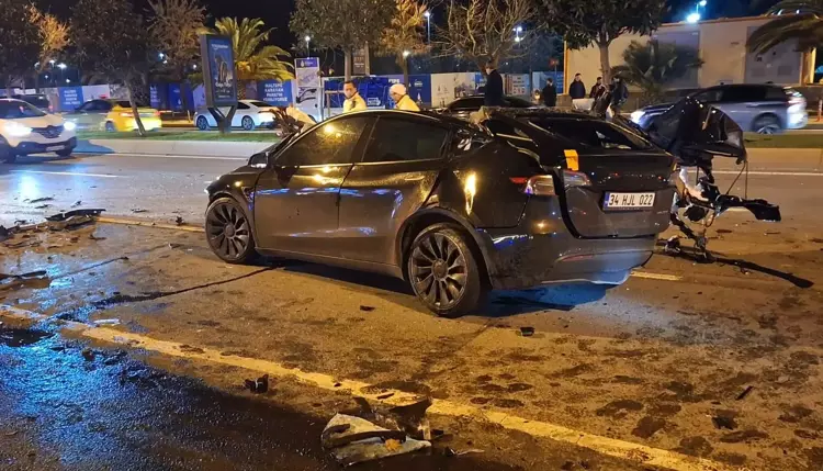 Maltepe'de korkunç kaza: Otobüse çarpan otomobilde 1 kişi öldü - 2