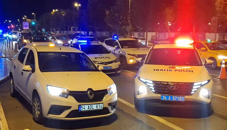 Maltepe'de korkunç kaza: Otobüse çarpan otomobilde 1 kişi öldü - 5