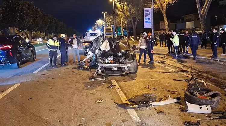 Maltepe'de korkunç kaza: Otobüse çarpan otomobilde 1 kişi öldü - 6