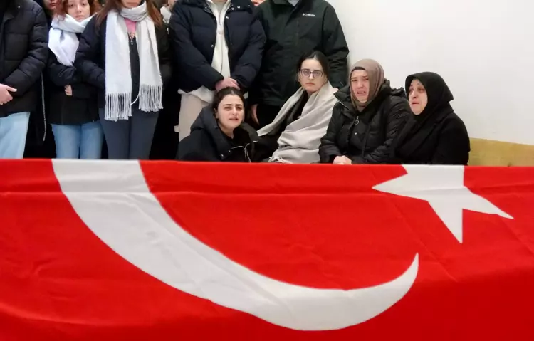 Erzurum'da dehşet: Çatıdan düşen buz kütlesi can aldı - 4