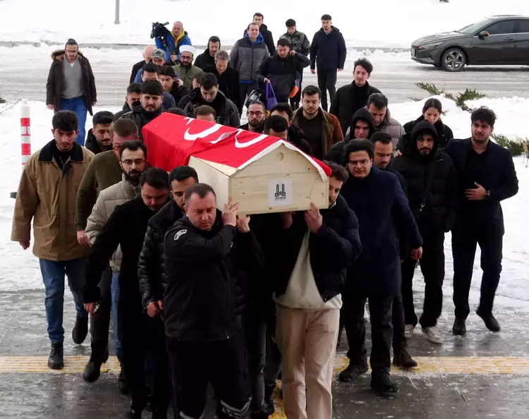 Erzurum'da dehşet: Çatıdan düşen buz kütlesi can aldı - 1