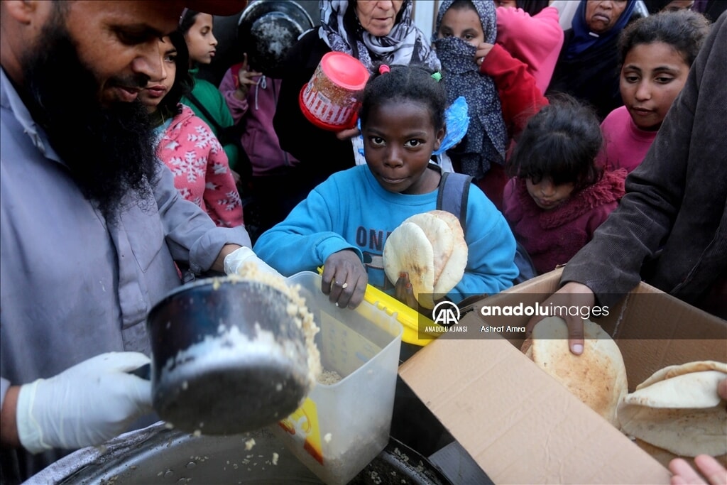 Gazze Şeridi'nde  yerinden edilen Filistinlilere yemek dağıtımı sürüyor - 1