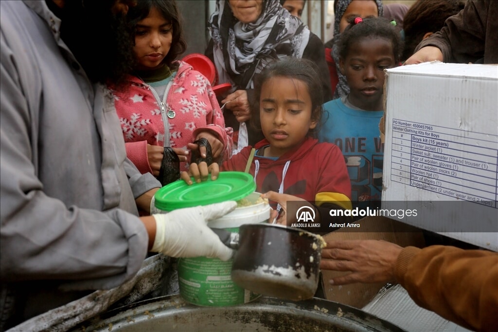 Gazze Şeridi'nde  yerinden edilen Filistinlilere yemek dağıtımı sürüyor - 2