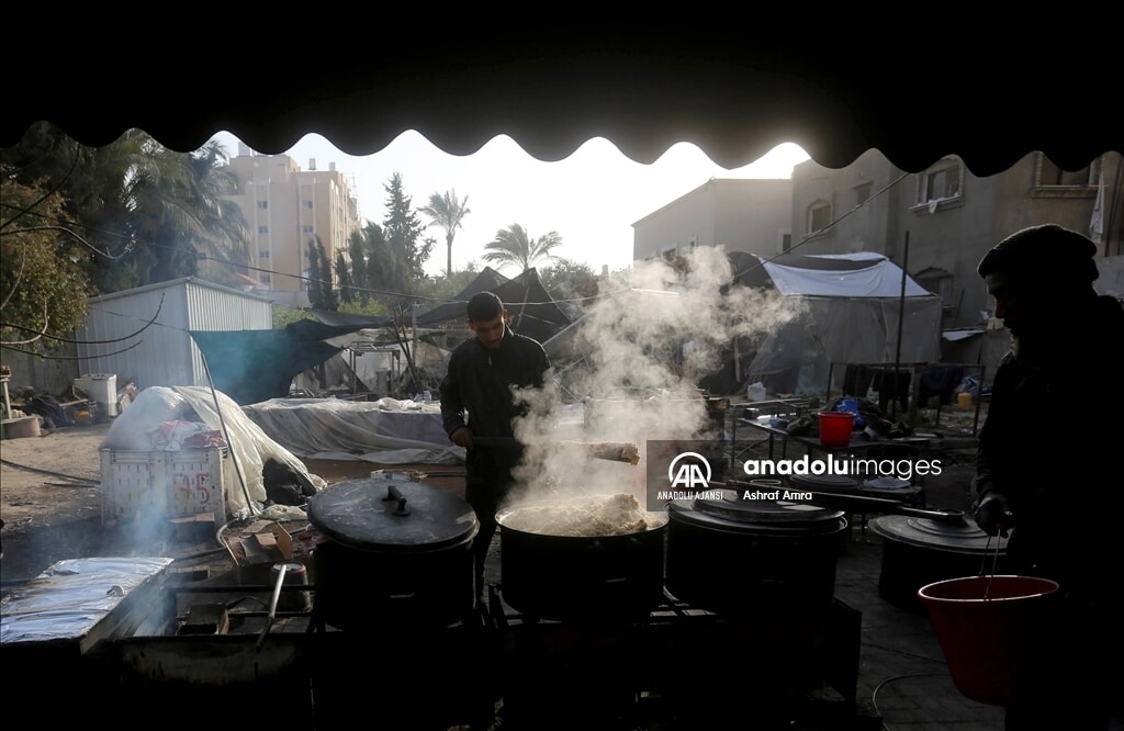 Gazze Şeridi'nde  yerinden edilen Filistinlilere yemek dağıtımı sürüyor - 3