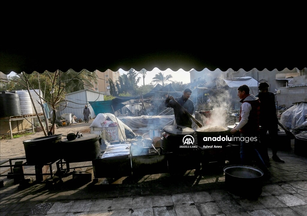 Gazze Şeridi'nde  yerinden edilen Filistinlilere yemek dağıtımı sürüyor - 4