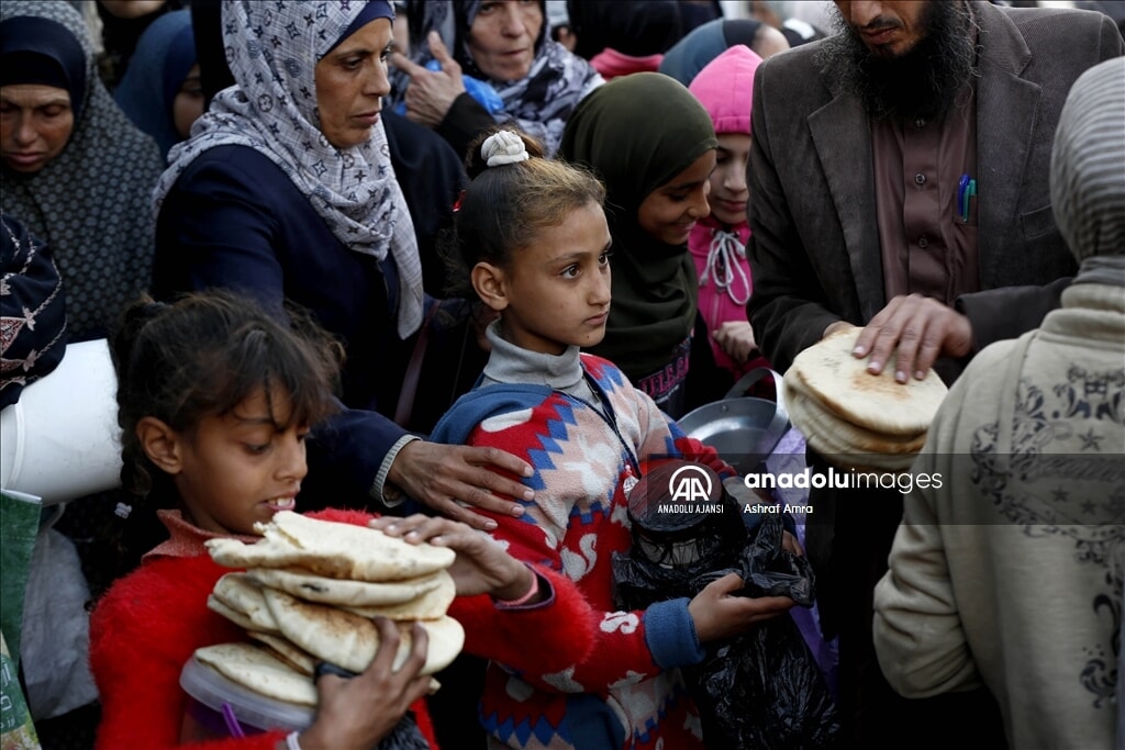 Gazze Şeridi'nde  yerinden edilen Filistinlilere yemek dağıtımı sürüyor - 5