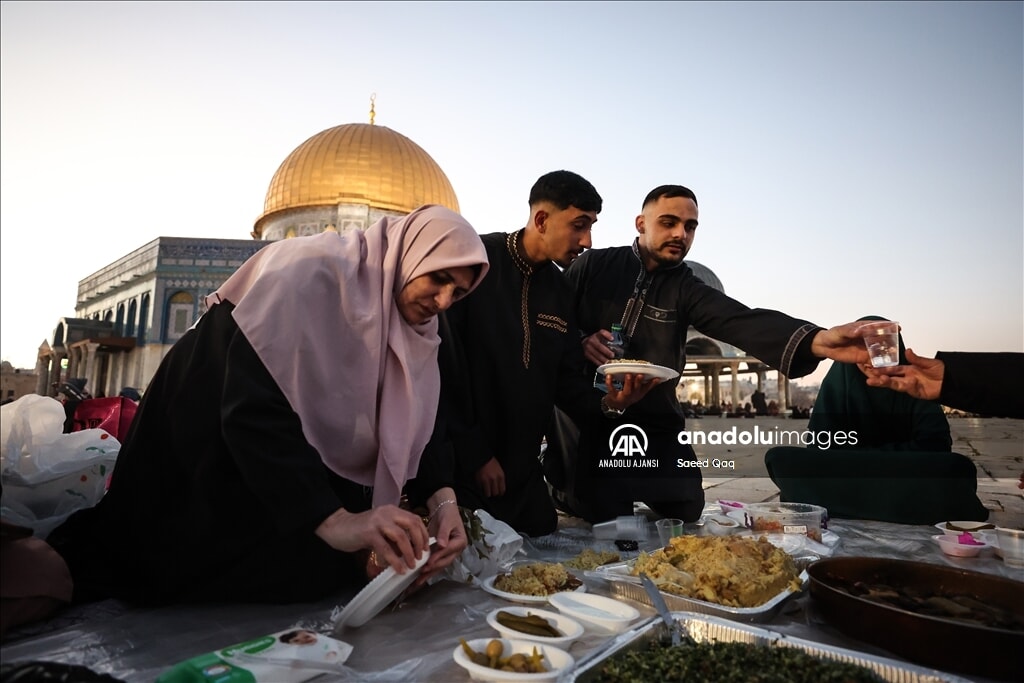 Kudüs'te Ramazan iftarı öncesi Mescid-i Aksa'da dini coşku yükseldi - 1